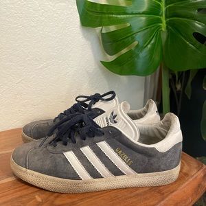 Used ADDIDAS GAZELLE , cool navy vintage blue size 7. Allergy note: I have dogs